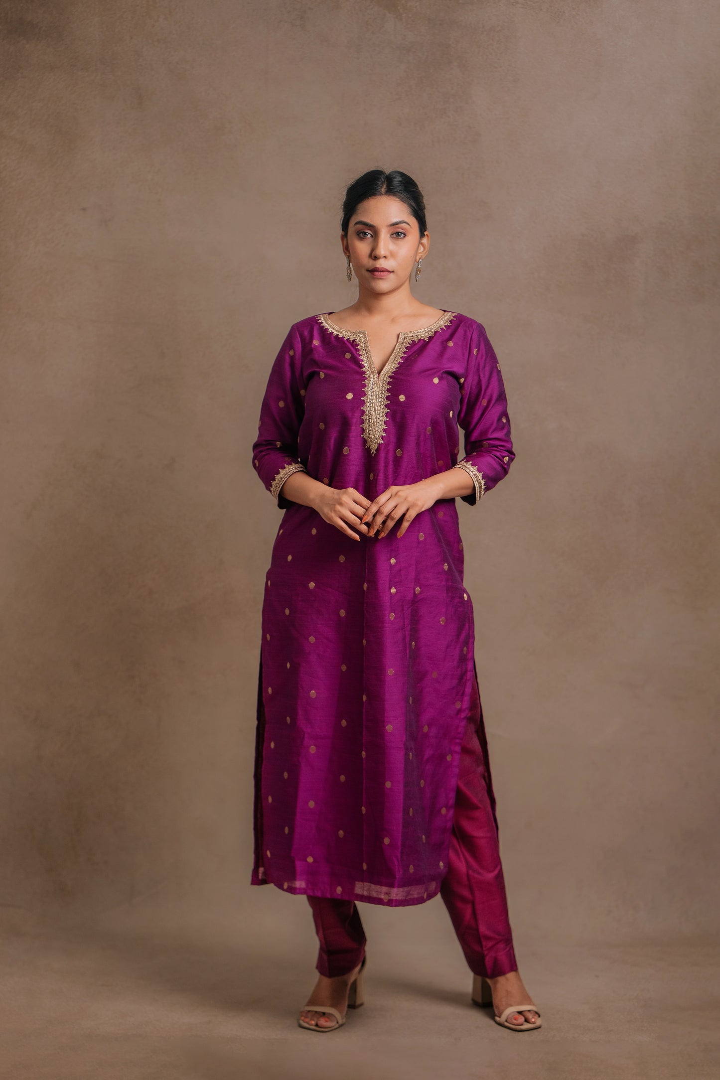 Model Dolly Aishwarya in an embroidered jute cotton kurti set in magenta by team AKloset.