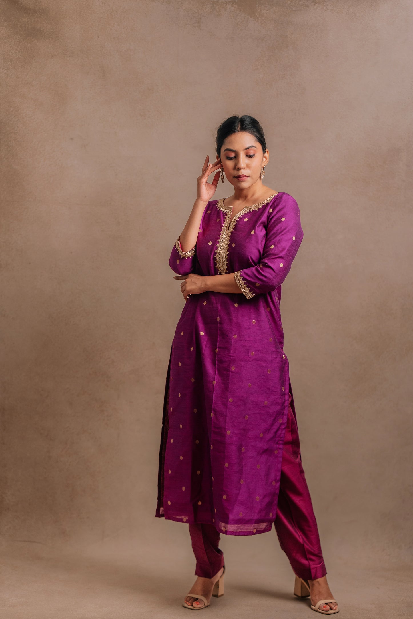 Model Dolly Aishwarya posing for photoshoot in an embroidered jute cotton kurti set in magenta by team AKloset.