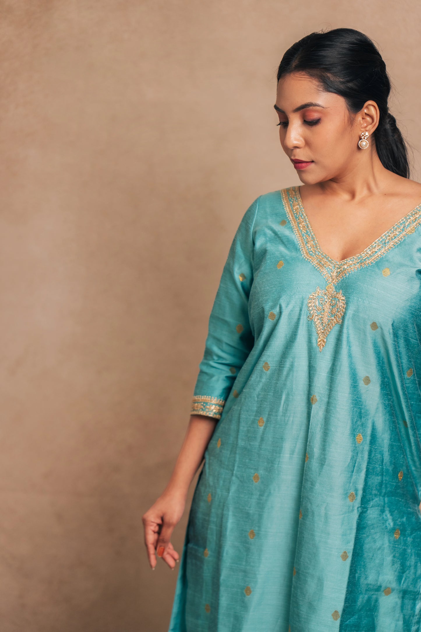 Model Dolly Aishwarya posing in an embroidered jute cotton kurti in tiffany blue by team AKloset.