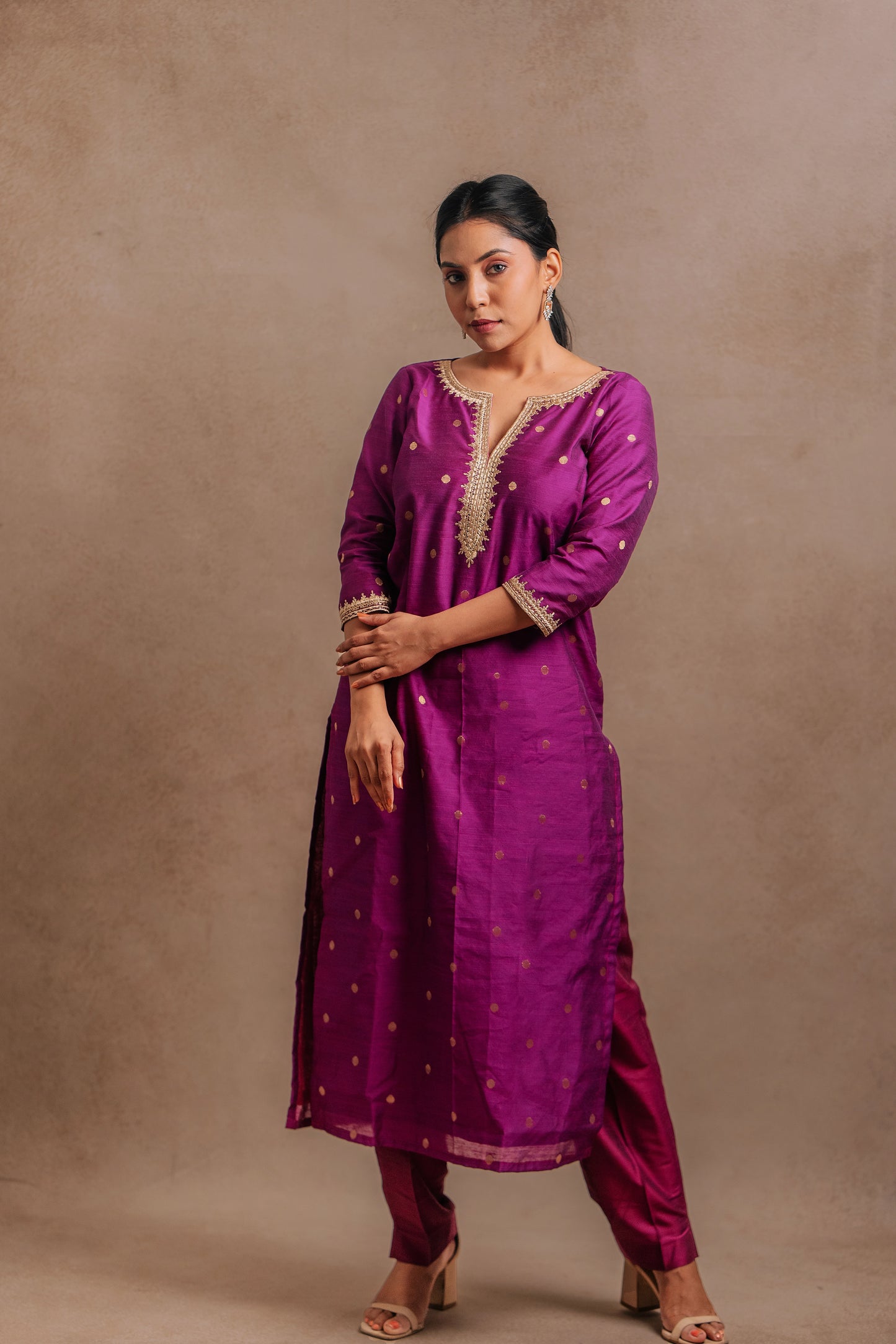 Model Dolly Aishwarya posing in an embroidered jute cotton kurti set in magenta by team AKloset.