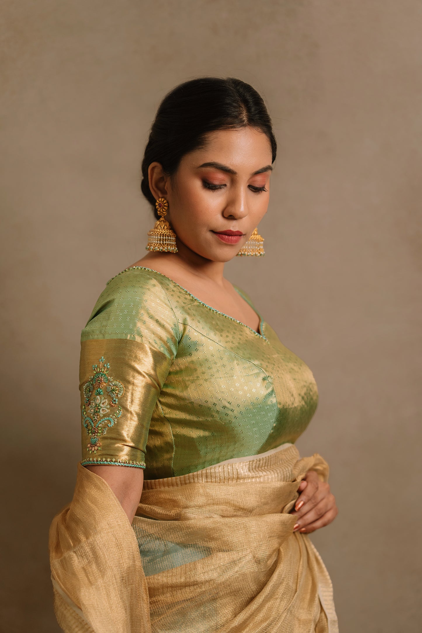 Model Dolly Aishwarya showcases blouse in a hand embroidered kanjivaram tissue silk blouse in pistachio green (dual tone silk).
Fashionable, high-quality craftsmanship that is stylish and affordable.