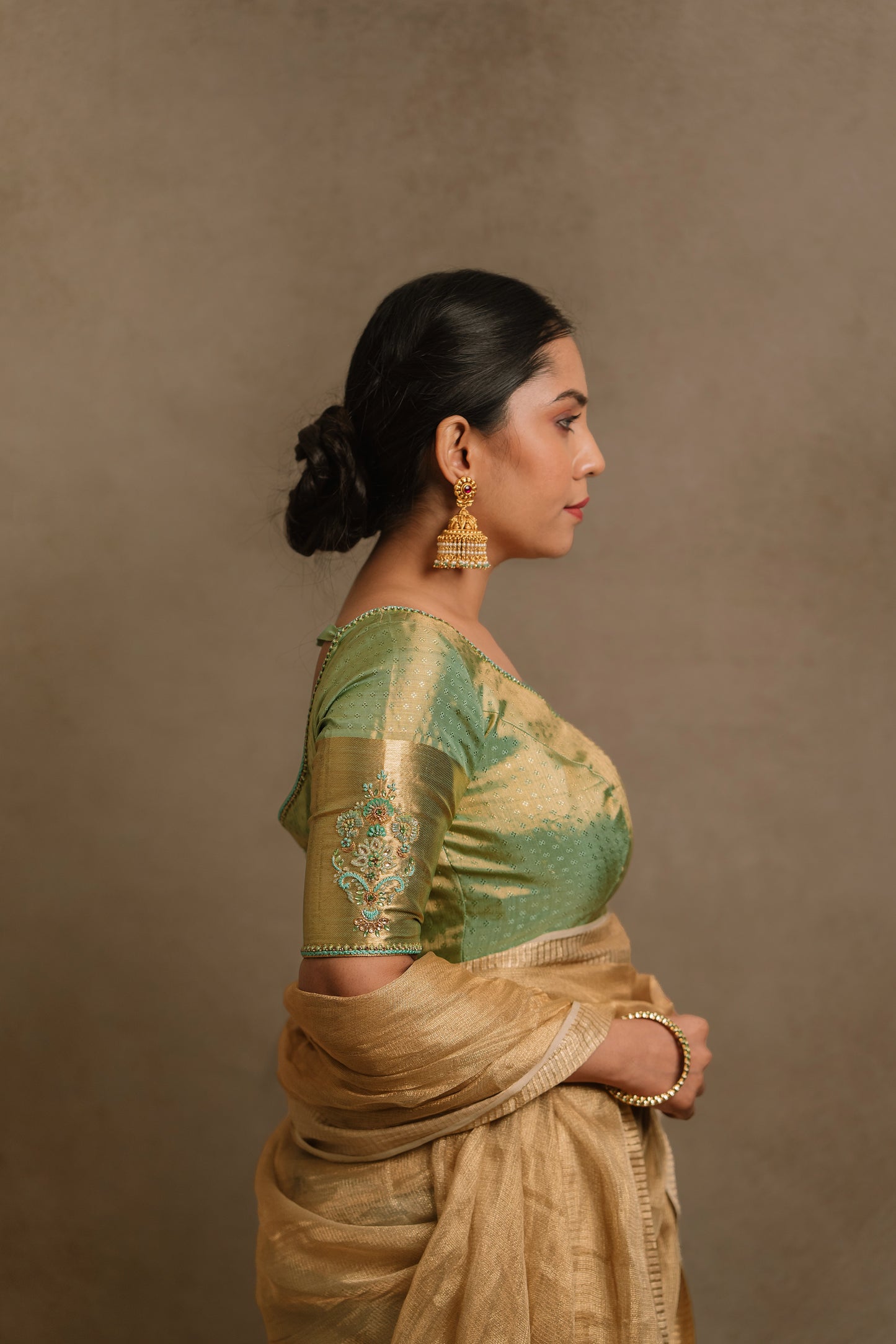 Model Dolly Aishwarya showcases blouse sleeve in a hand embroidered kanjivaram tissue silk blouse in pistachio green (dual tone silk).
Fashionable, high-quality craftsmanship that is stylish and affordable.