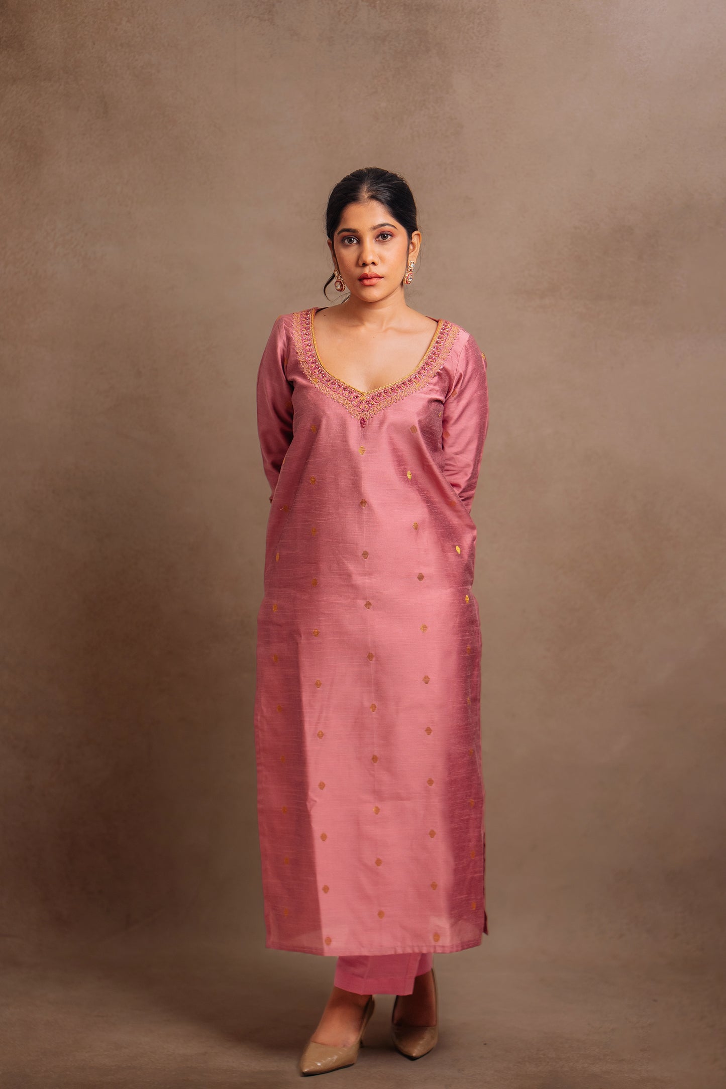Model Jaina Parmar in an embroidered jute cotton kurti set in onion pink by team AKloset.