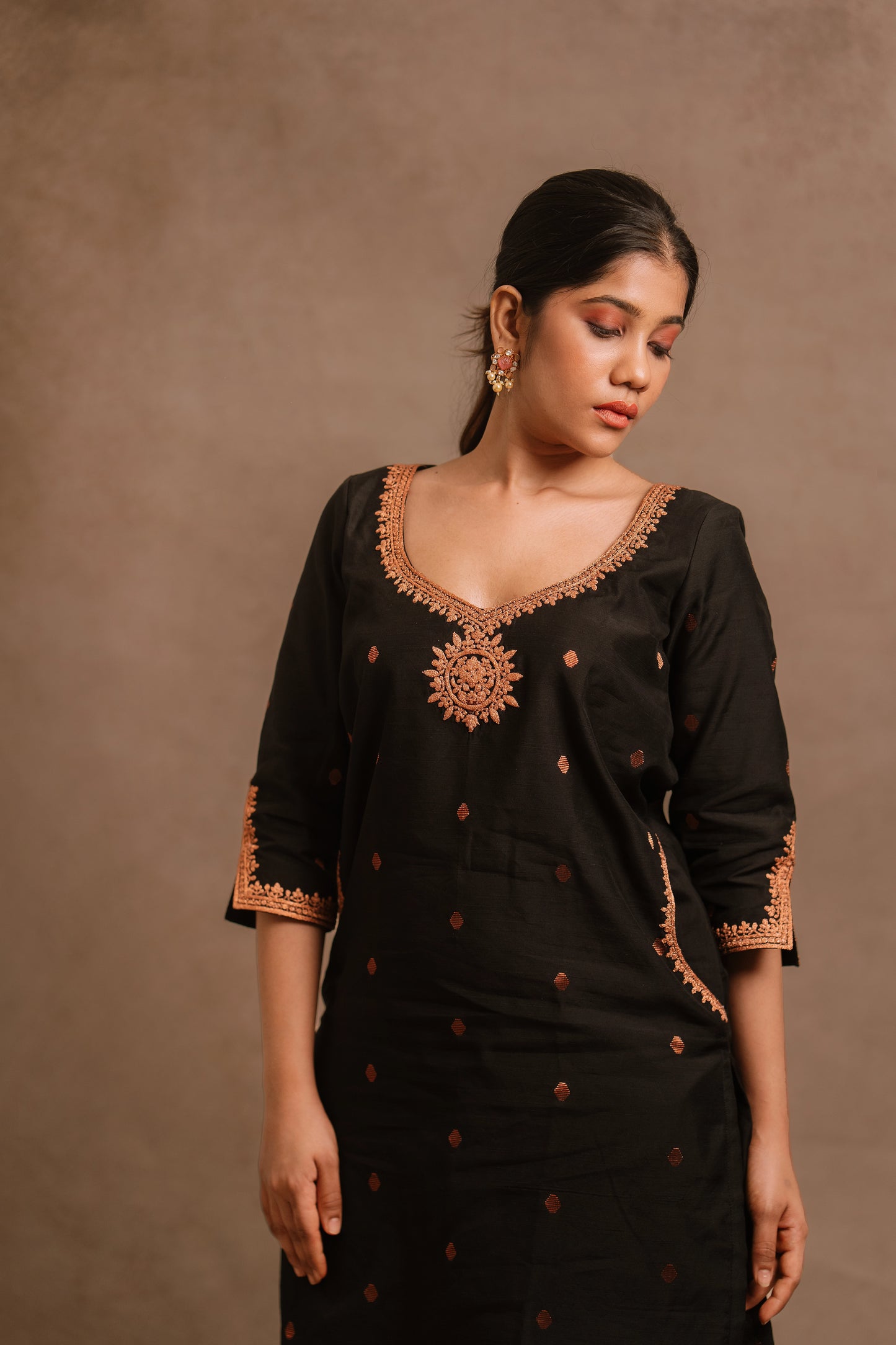 Model Jaina Parmar posing for front profile in an embroidered jute cotton kurti set in black by team AKloset.