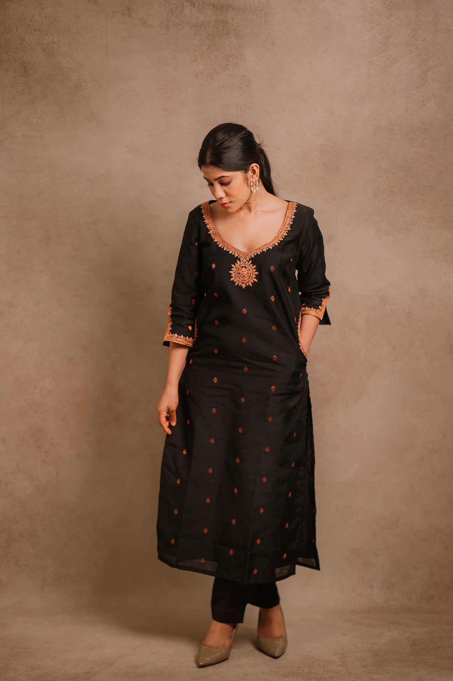 Model Jaina Parmar posing in an embroidered jute cotton kurti set in black by team AKloset.