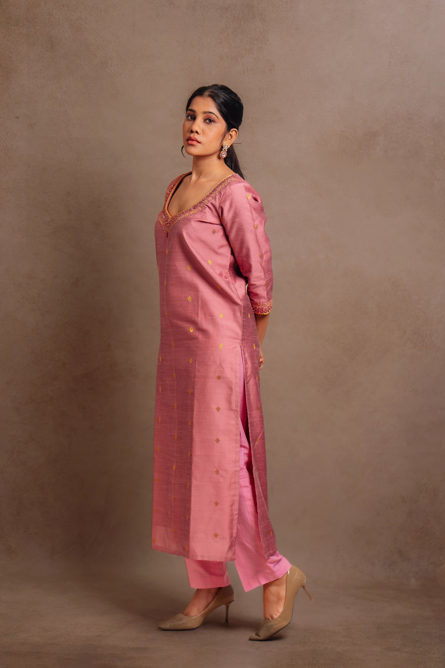 Model Jaina Parmar posing in an embroidered jute cotton kurti set in onion pink by team AKloset.