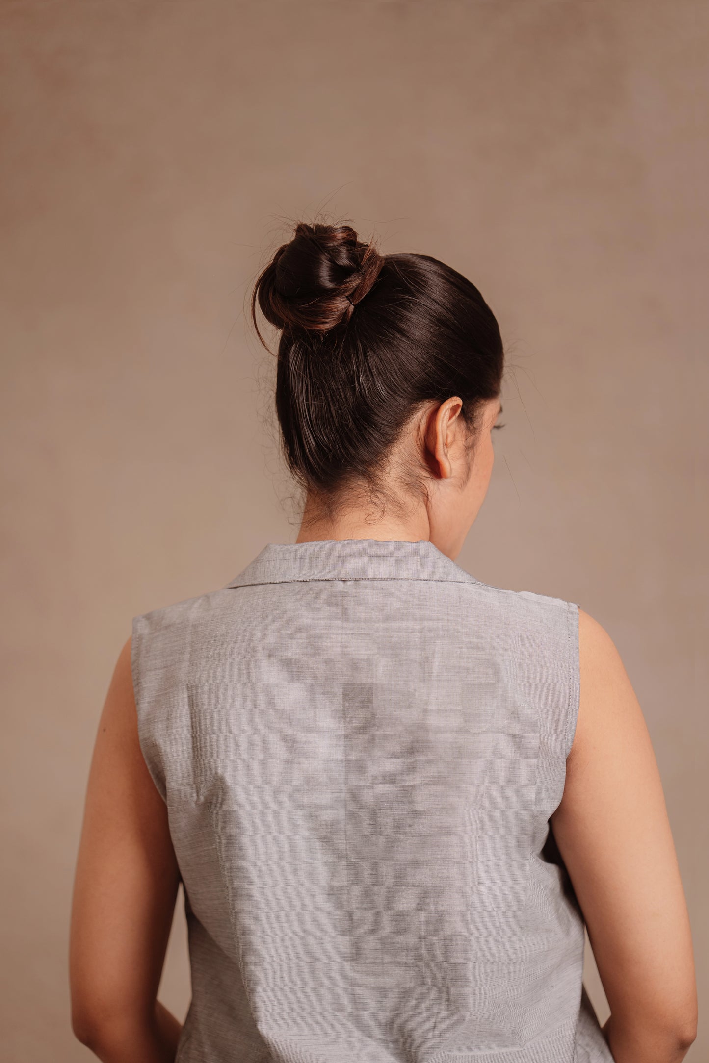 Model Jaina Parmar showcasing back in a sleeveless co-ord set in gray by team AKloset.