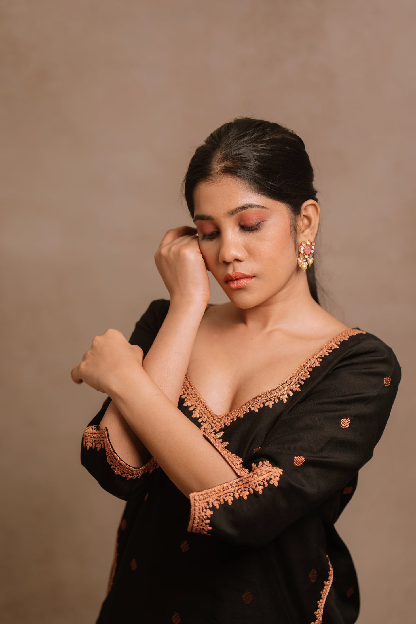 Model Jaina Parmar showcasing neckline and sleeve in an embroidered jute cotton kurti set in black by team AKloset.