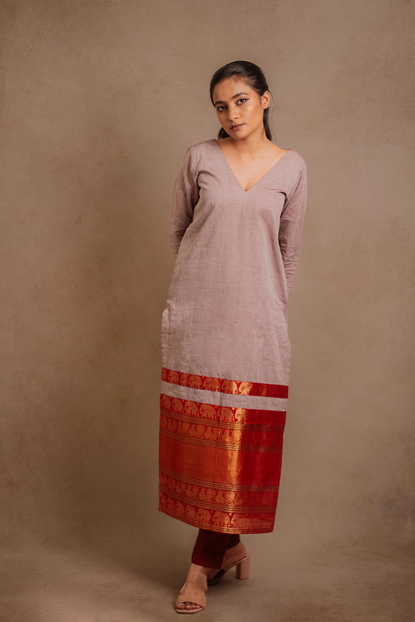 Model Krisha posing for campaign photoshoot in an oversized south cotton kurti in gray paired with a maroon pant by team AKloset.