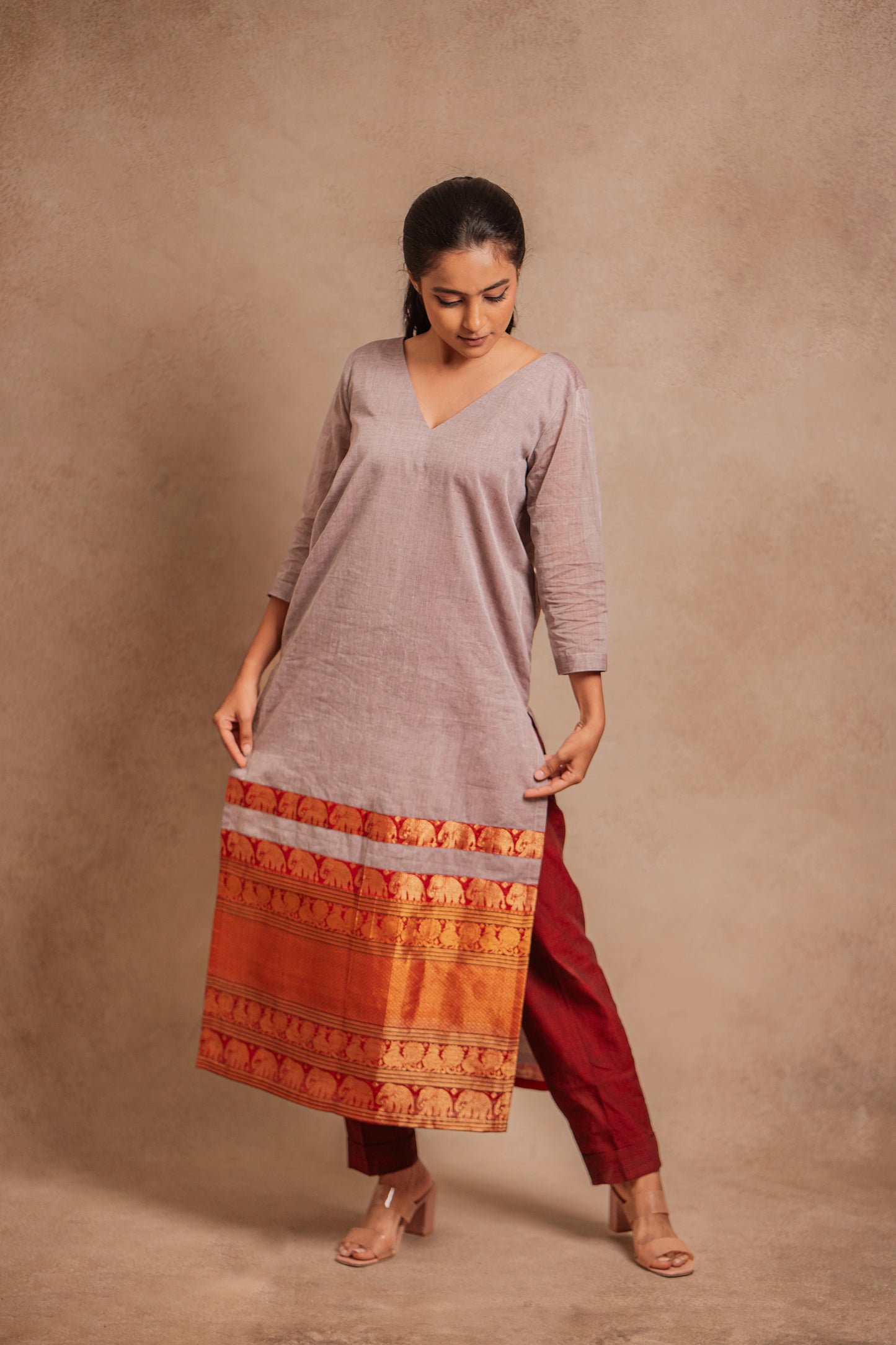 Model Krisha posing for photoshoot in an oversized south cotton kurti in gray paired with a maroon pant by team AKloset.