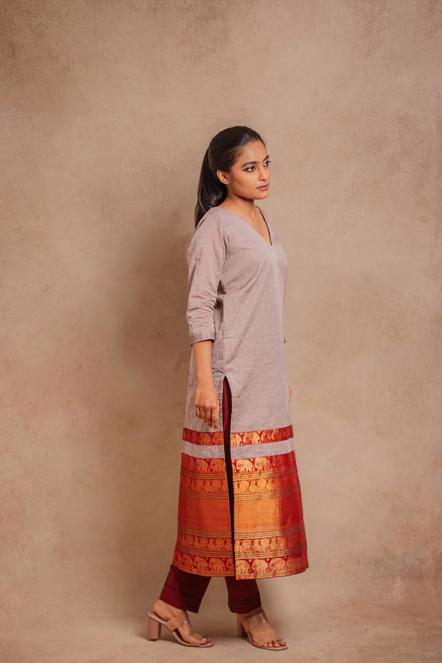 Model Krisha posing in an oversized south cotton kurti in gray paired with a maroon pant by team AKloset.